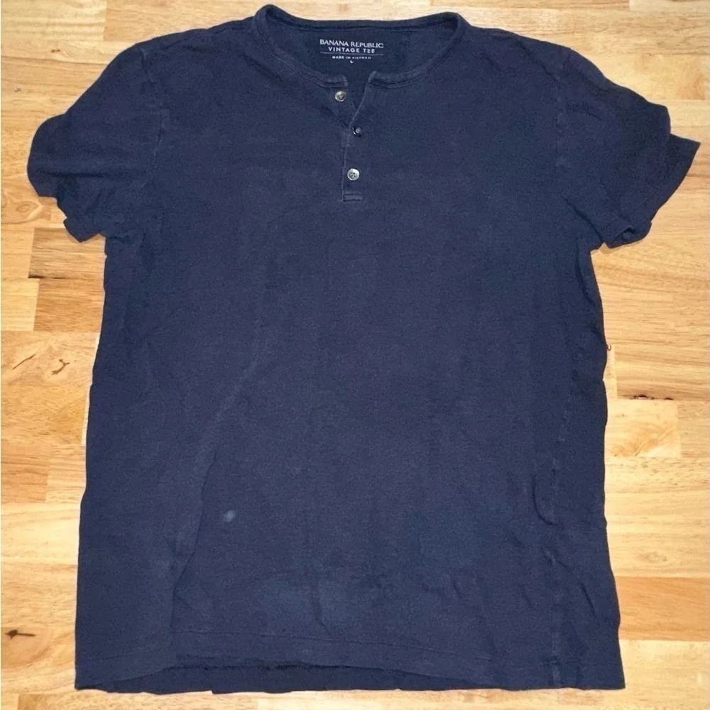 Banana Republic Vintage 3-Button T-Shirt (Size L)